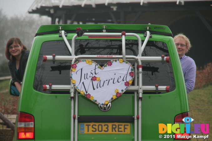 IMG_7326 Marijn and Jenni leaning out van with Just Married sign